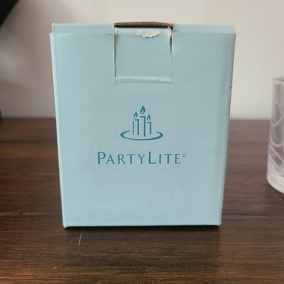 NOS NIB PartyLite Circles Frosted White Glass Spiral Design Votive Candle Holder - Picture 2 of 9